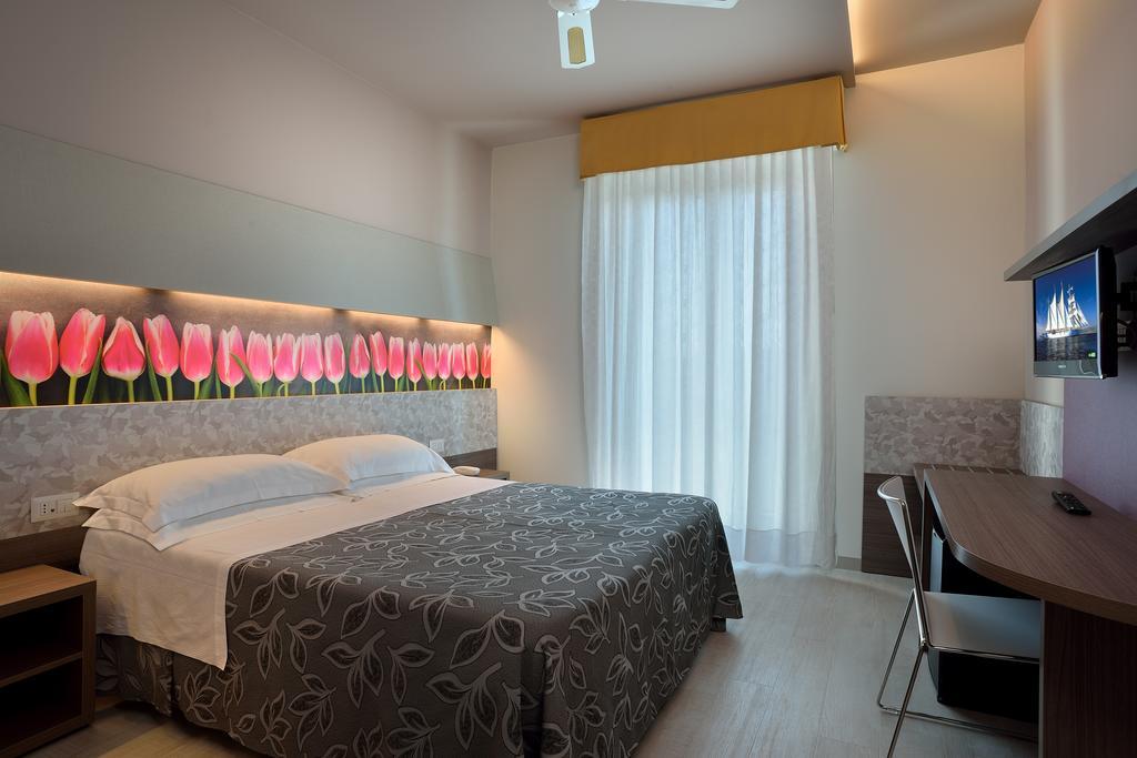 Clipper Hotell Pesaro Rum bild