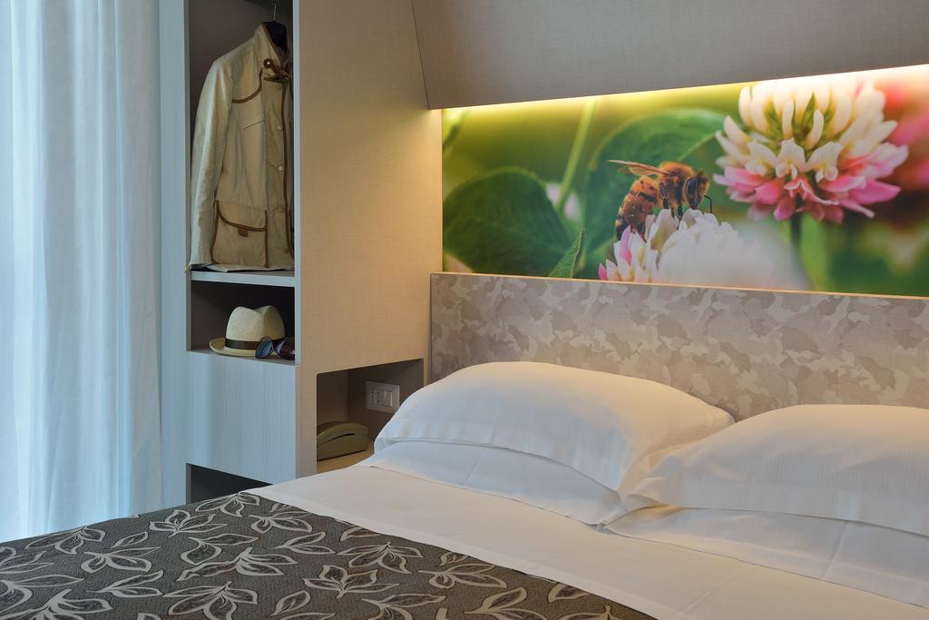 Clipper Hotell Pesaro Rum bild